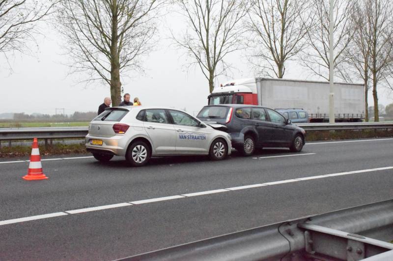 Rijstrook afgesloten na kop-staart botsing