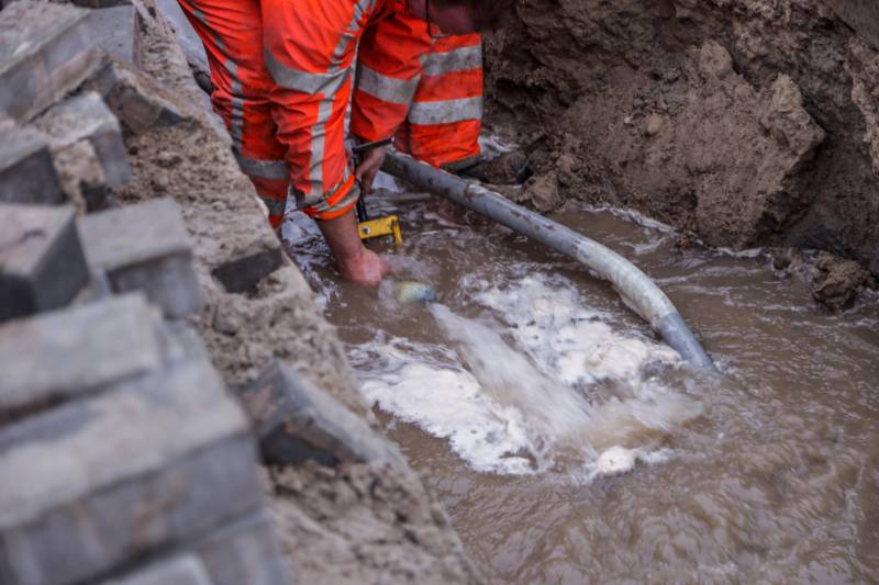 Waterleiding geraakt bij graafwerkzaamheden