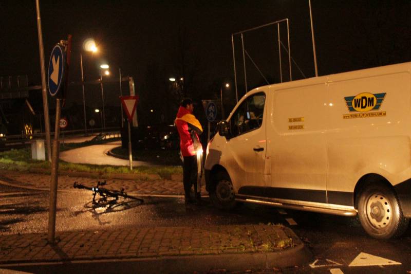 Wielrennen aangereden door bestelbus