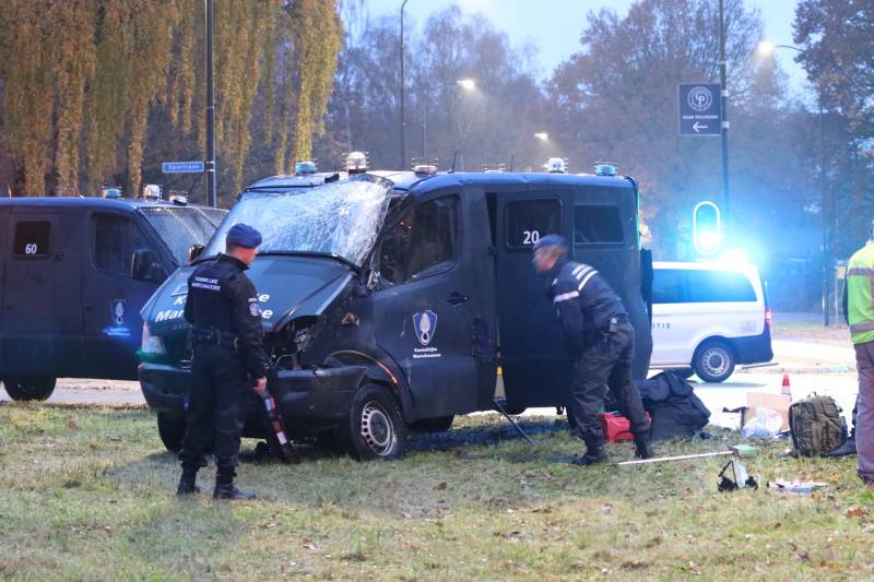 Voertuig van Koninklijke Marechaussee betrokken bij ongeval