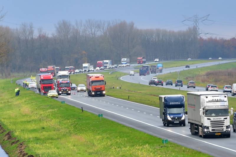 Rijstrook afgesloten door vrachtwagen trailer met vastgelopen remmen