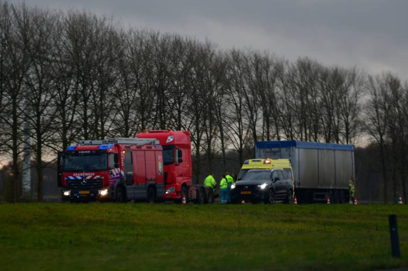 Rijstrook afgesloten door vrachtwagen trailer met vastgelopen remmen