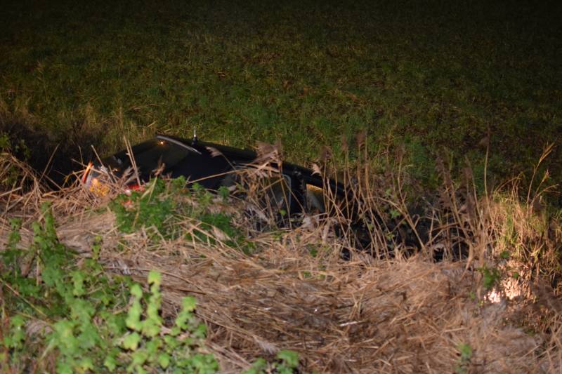 Automobilist rijdt sloot in