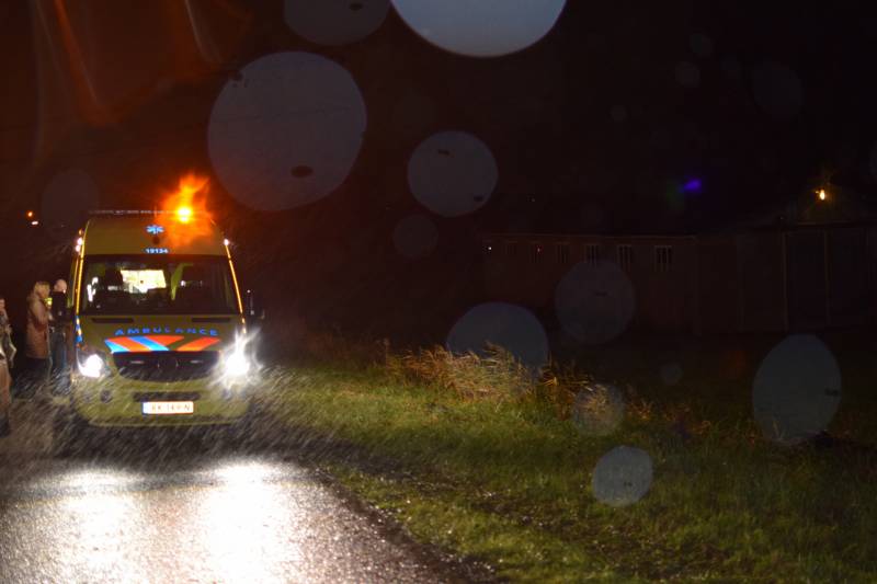 Automobilist rijdt sloot in