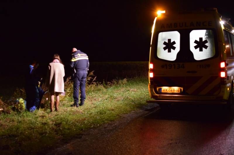 Automobilist rijdt sloot in