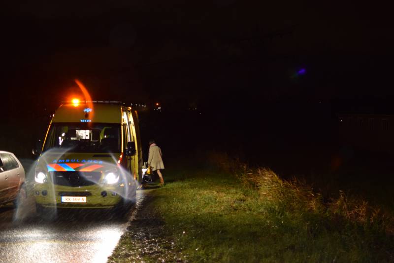 Automobilist rijdt sloot in