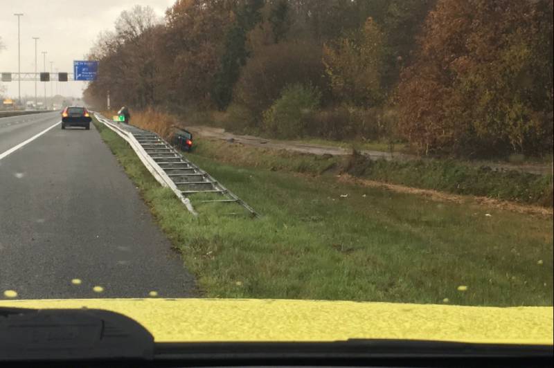 Auto belandt achter vangrail in de sloot
