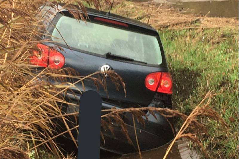 Auto belandt achter vangrail in de sloot