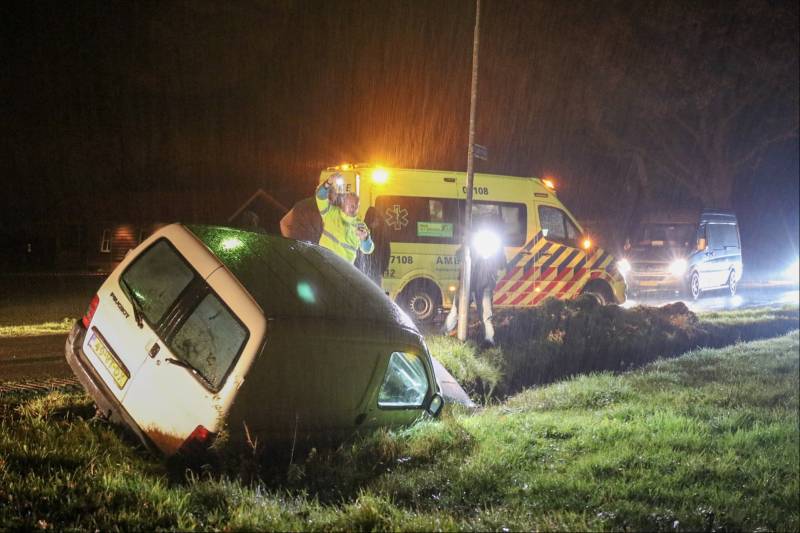 Bestelwagen in de sloot na botsing met fietser