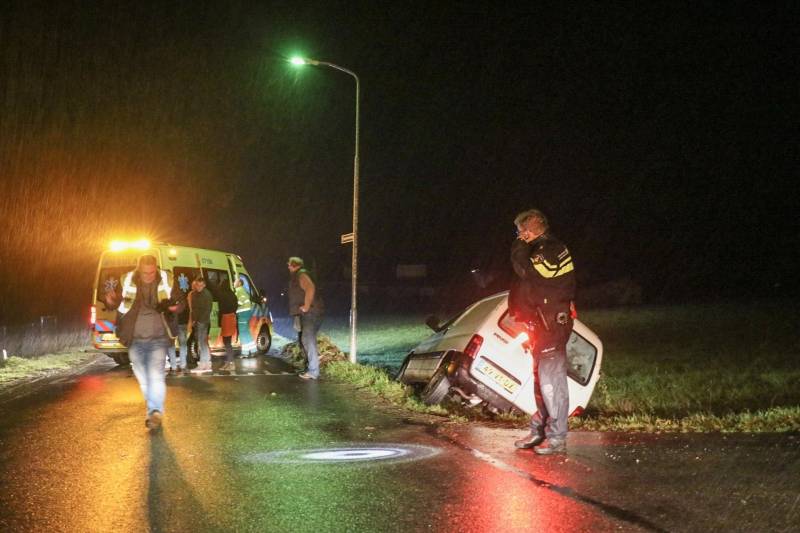 Bestelwagen in de sloot na botsing met fietser