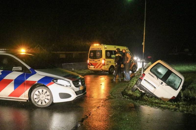 Bestelwagen in de sloot na botsing met fietser