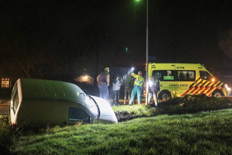 Bestelwagen in de sloot na botsing met fietser