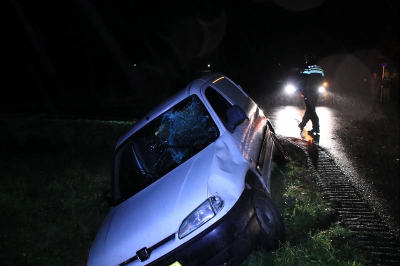 Bestelwagen in de sloot na botsing met fietser