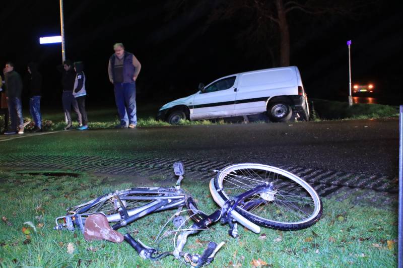 Bestelwagen in de sloot na botsing met fietser