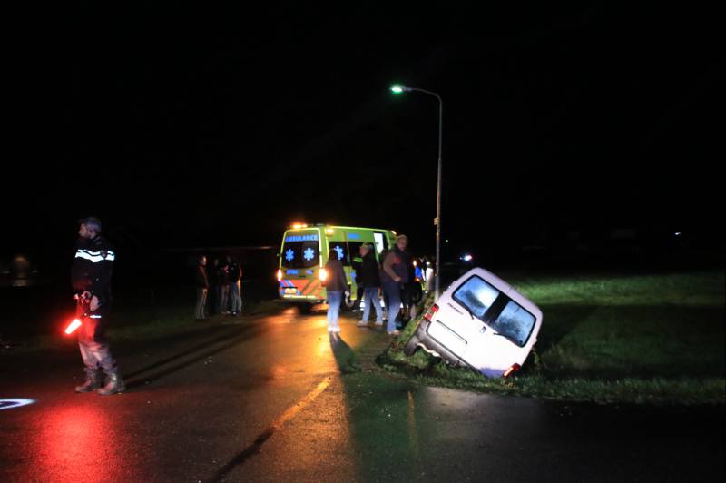 Bestelwagen in de sloot na botsing met fietser