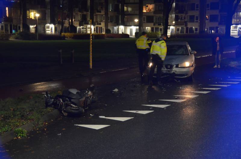 Scooterrijder botst frontaal op personenauto