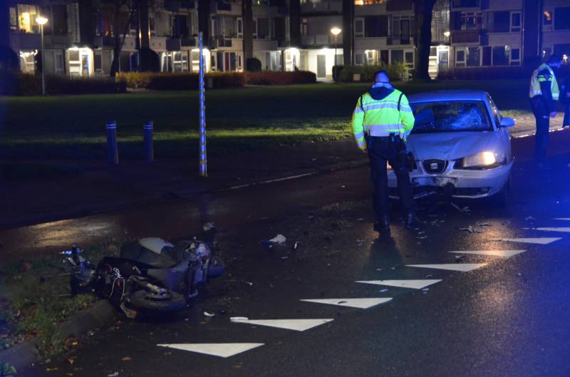 Scooterrijder botst frontaal op personenauto