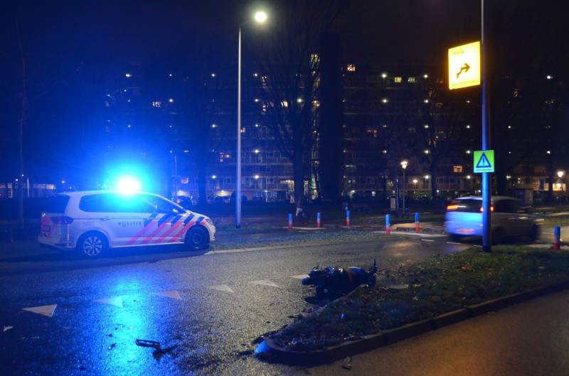 Scooterrijder botst frontaal op personenauto