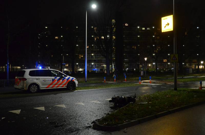 Scooterrijder botst frontaal op personenauto