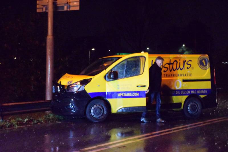 Bestelbus flink beschadigd na botsing tegen vangrail