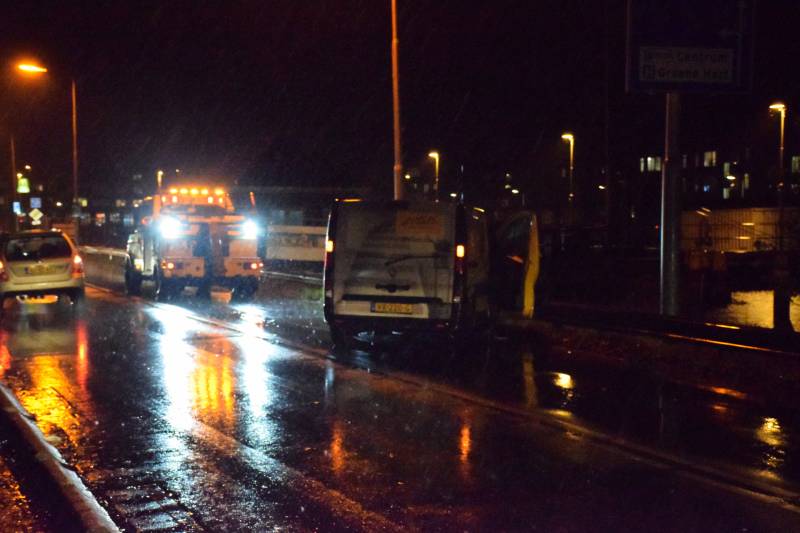 Bestelbus flink beschadigd na botsing tegen vangrail