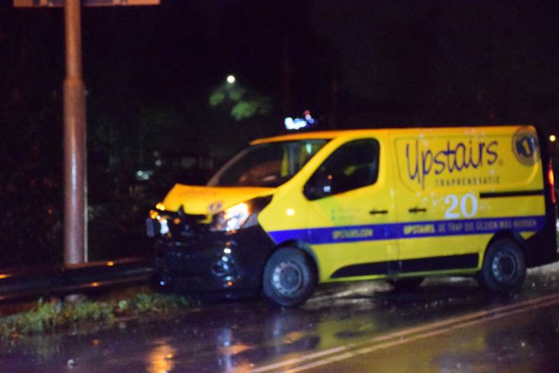 Bestelbus flink beschadigd na botsing tegen vangrail