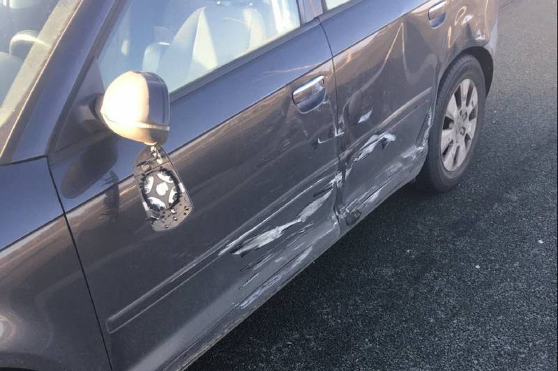 Vrachtwagen ramt personenauto bij wisselen rijstrook