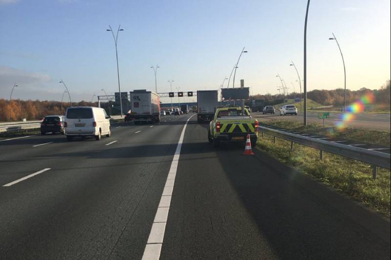 Vrachtwagen ramt personenauto bij wisselen rijstrook