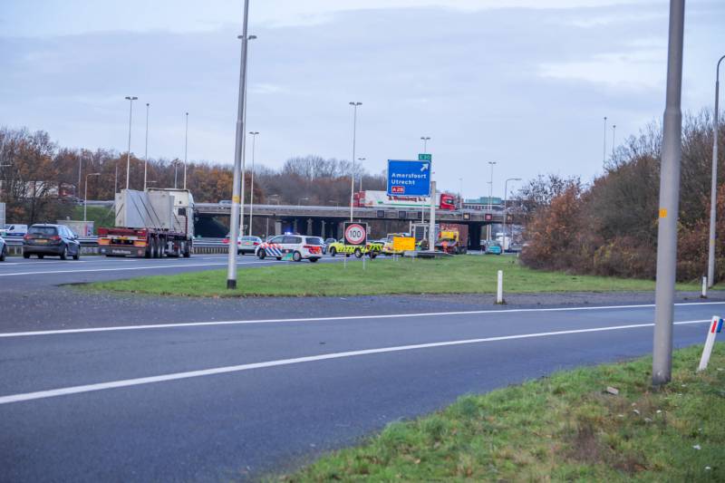 Auto botst achterop vrachtwagen