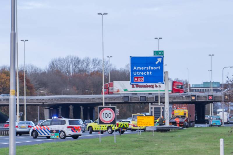 Auto botst achterop vrachtwagen
