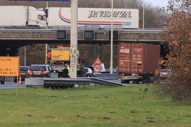 Auto botst achterop vrachtwagen
