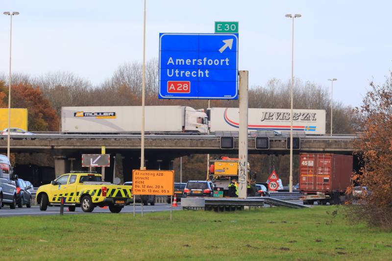 Auto botst achterop vrachtwagen
