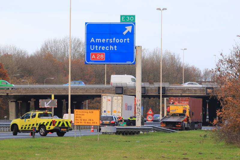 Auto botst achterop vrachtwagen