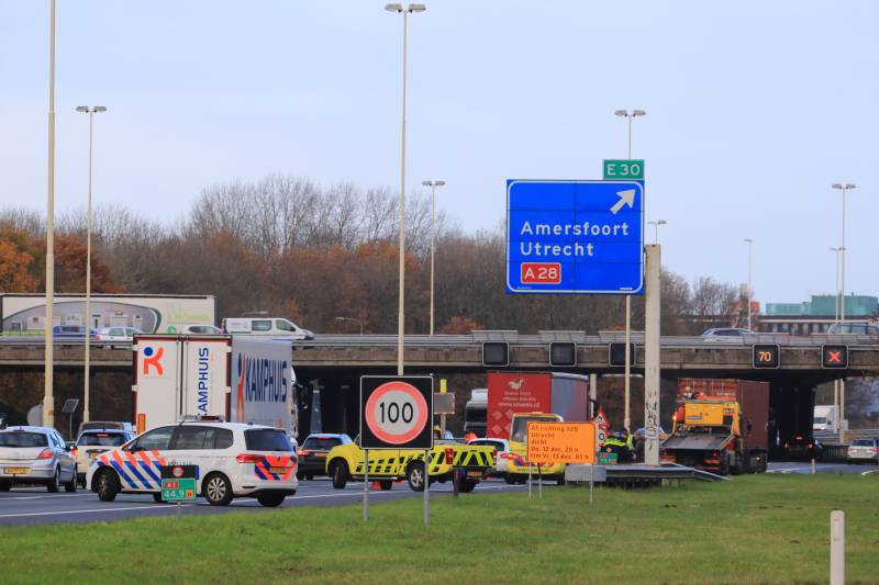Auto botst achterop vrachtwagen
