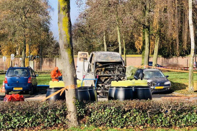 Bestelbus met drugsafval in vlammen opgegaan
