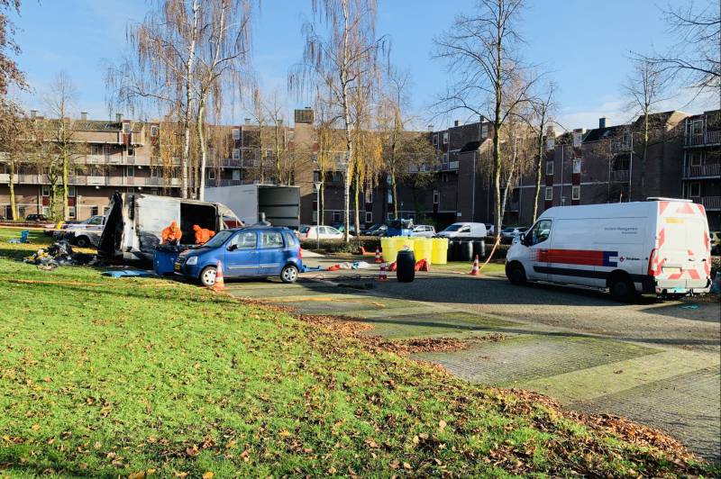 Bestelbus met drugsafval in vlammen opgegaan