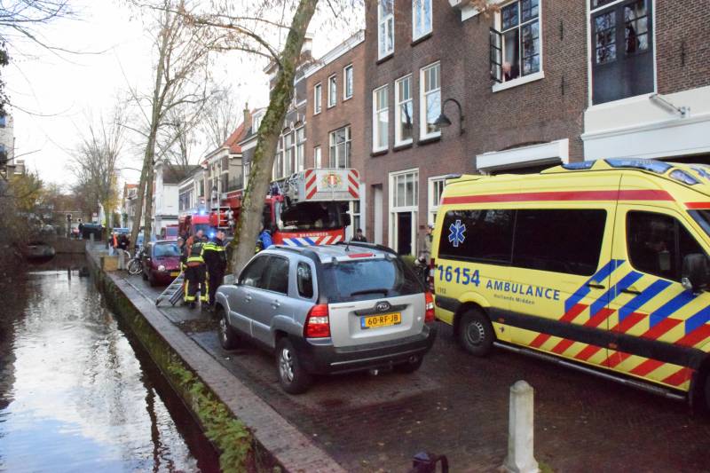 Brandweer redt persoon uit  het water
