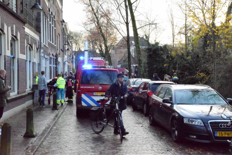 Brandweer redt persoon uit  het water