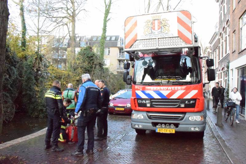 Brandweer redt persoon uit  het water
