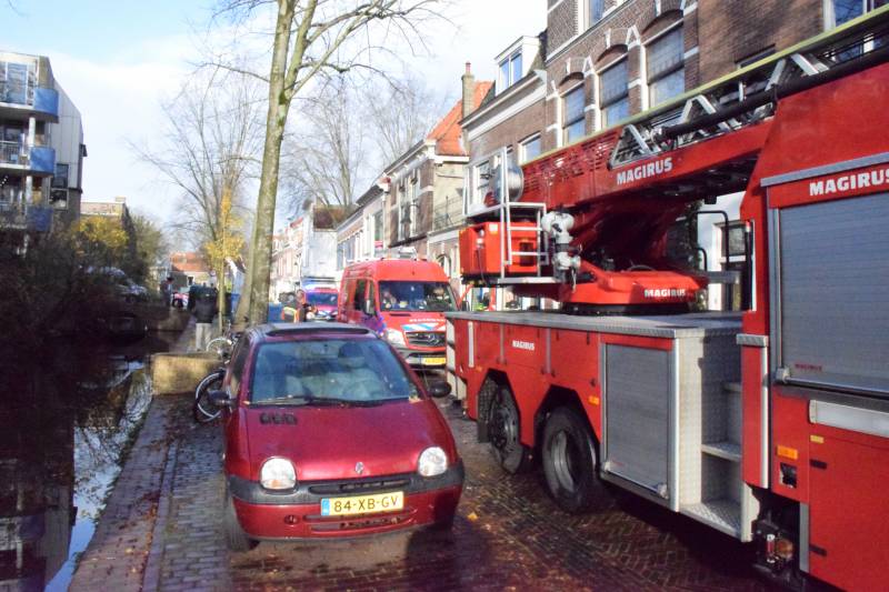 Brandweer redt persoon uit  het water