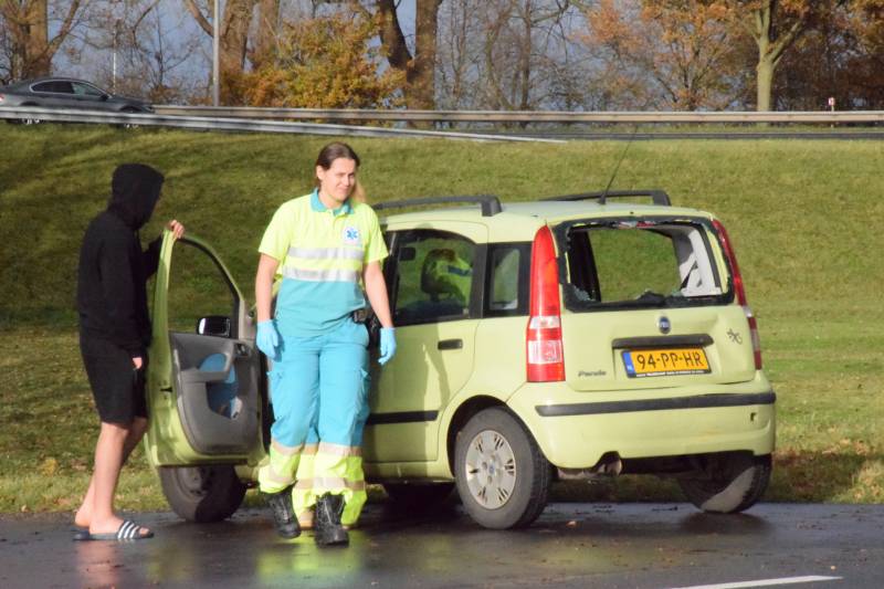 Vrachtwagen klapt achterop personenauto