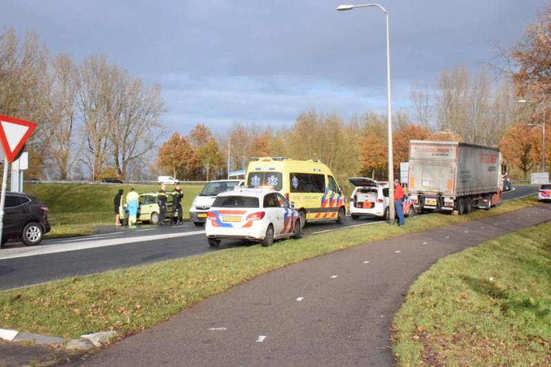 Vrachtwagen klapt achterop personenauto