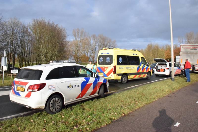 Vrachtwagen klapt achterop personenauto