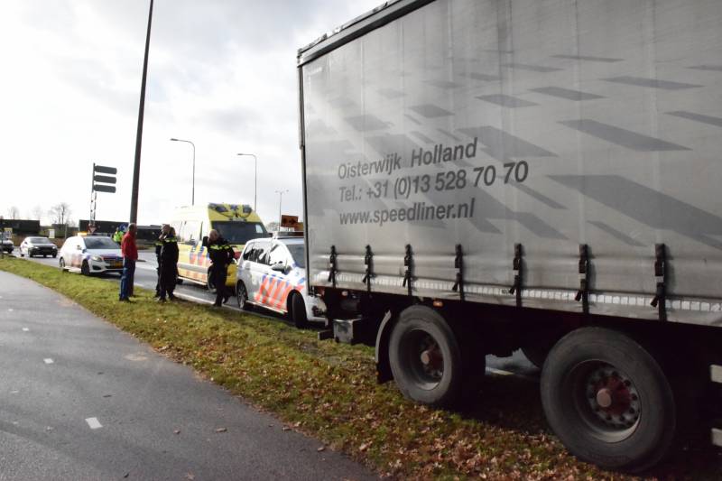 Vrachtwagen klapt achterop personenauto