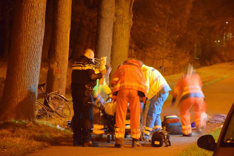 Persoon zwaargewond aangetroffen op fietspad