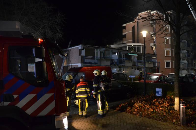 Brand op dak van wooncomplex