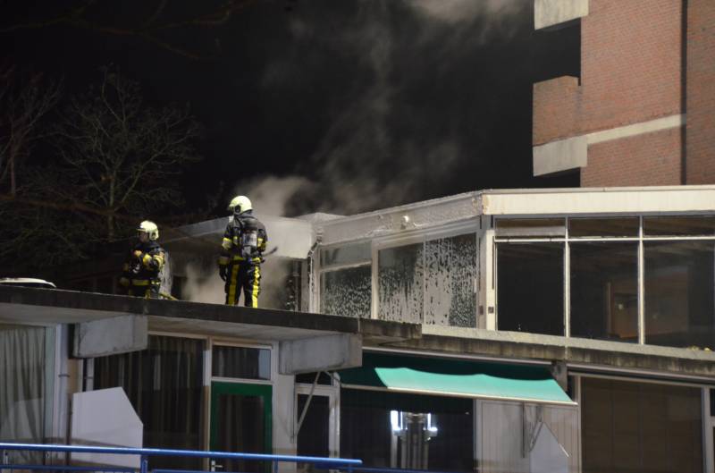 Brand op dak van wooncomplex