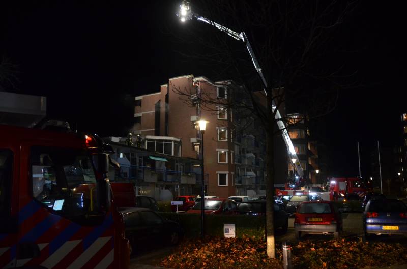 Brand op dak van wooncomplex