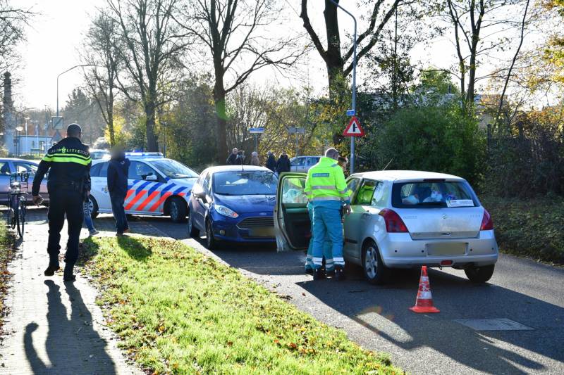 Gewonde en flinke schade na frontale aanrijding