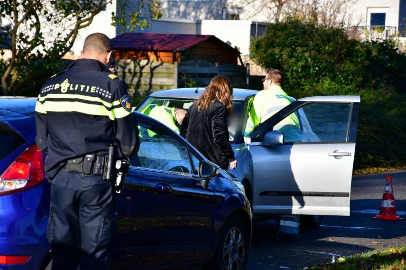 Gewonde en flinke schade na frontale aanrijding
